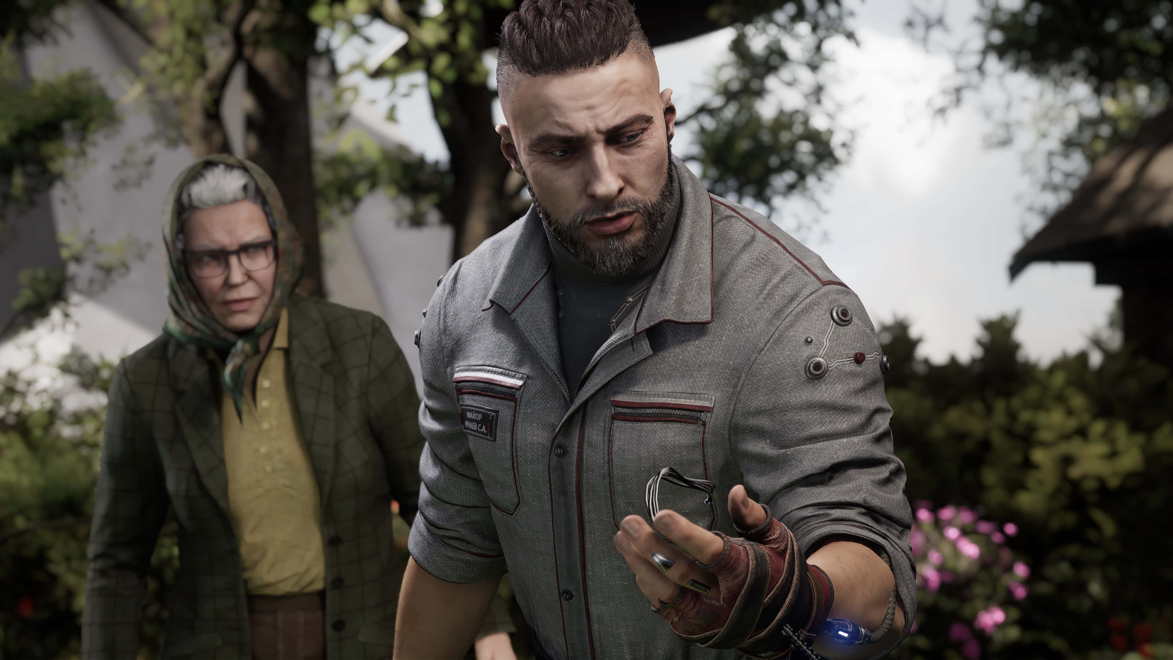 Atomic Heart 桌布 壁紙 — 一位留鬍鬚的男人穿著灰色外套拿著一個裝置，而一位穿著綠色外套的女人在花園裡觀看。