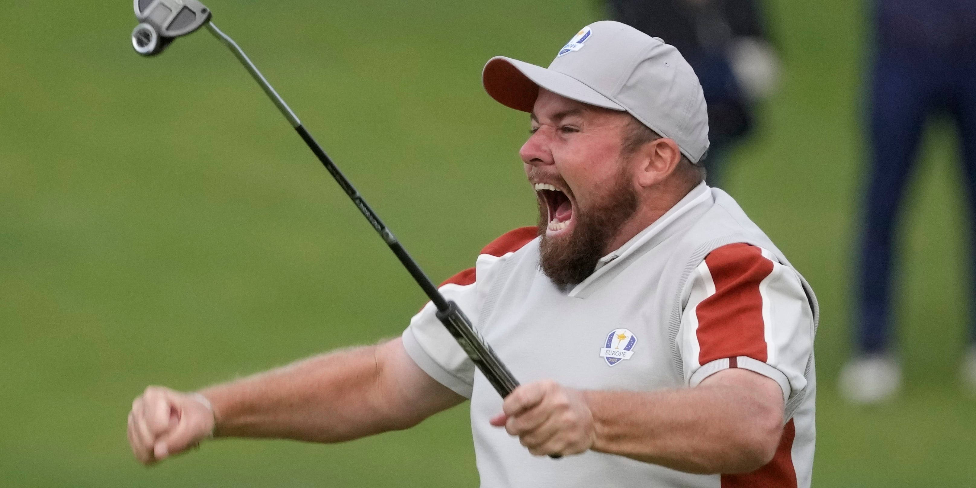 Tyrrell Hatton 桌布 壁紙 — 一位留鬍子的高爾夫球手，戴著白色帽子，穿著紅條紋襯衫，在綠色球場上高舉球桿，勝利地吶喊慶祝。
