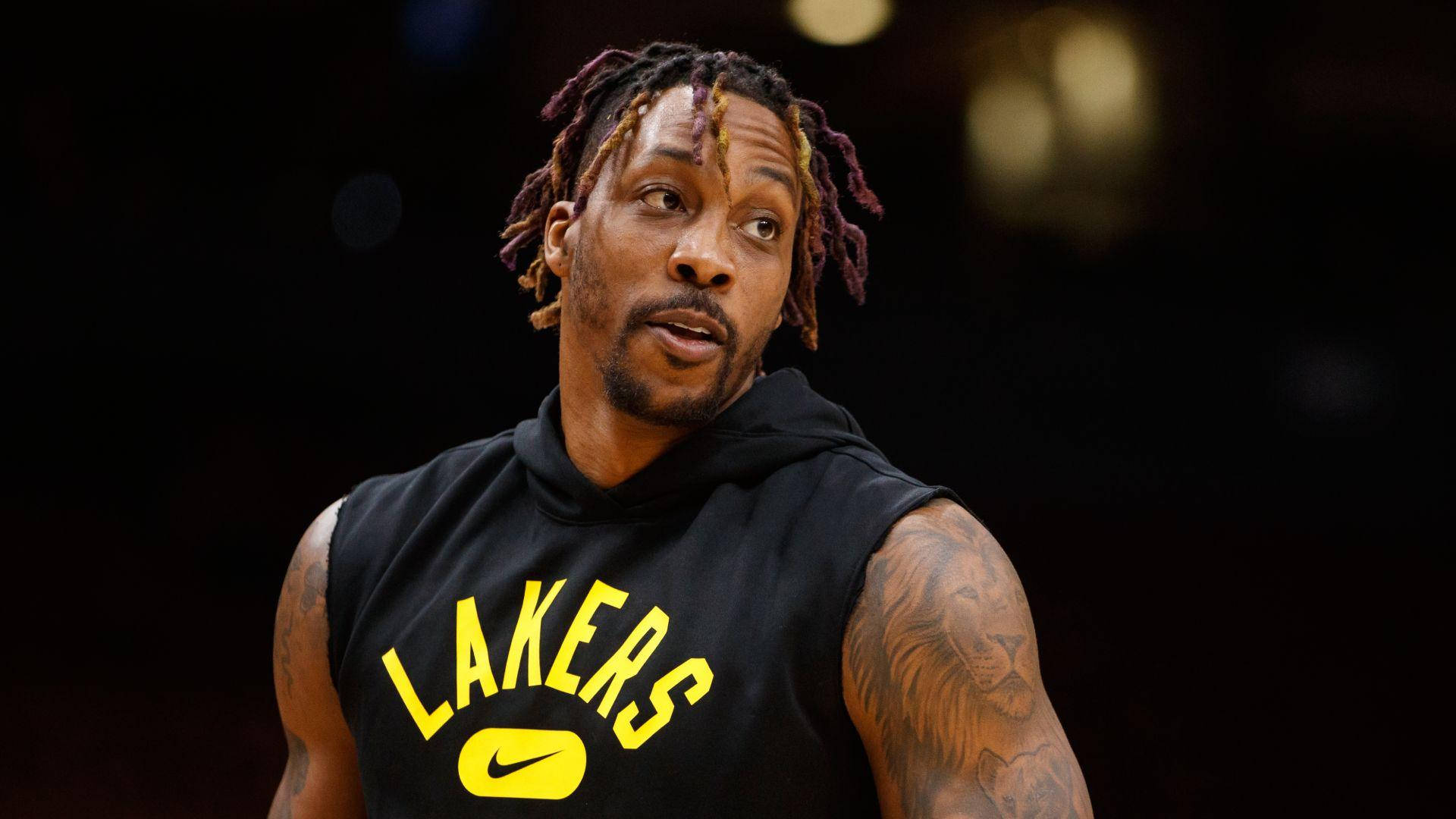 身穿Lakers連帽衫、手臂有獅子紋身的籃球運動員 — 洛杉磯湖人 壁紙