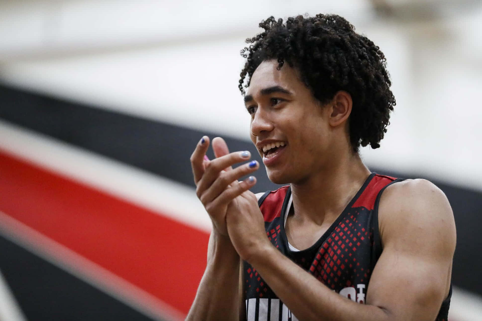 年輕籃球運動員在比賽中塗指甲拍手。 — NBA 壁紙