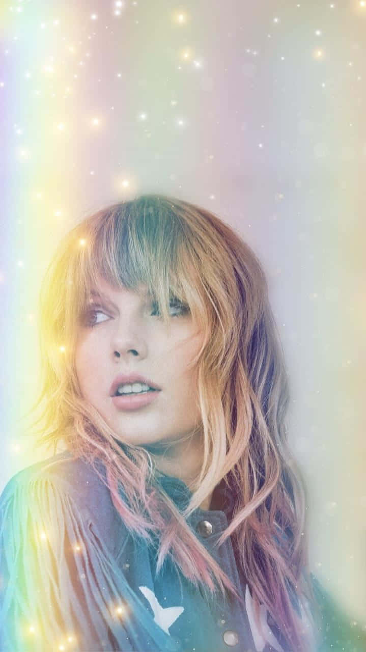 Taylor Swift Lover 桌布 壁紙 — 一位年輕女子頭髮蓬亂，抬頭仰望發光的彩虹和閃爍的星空背景。
