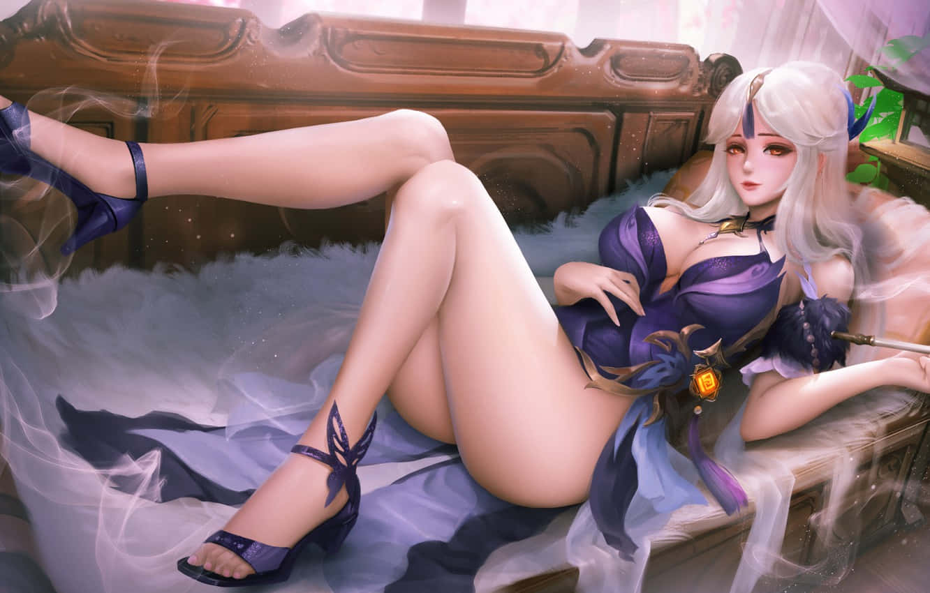 Genshin Impact Ningguang 桌布 壁紙 — 一位皮膚蒼白的銀髮動漫女性，誘人地躺在一張鋪著飄逸紫色布料和煙霧的木床上。