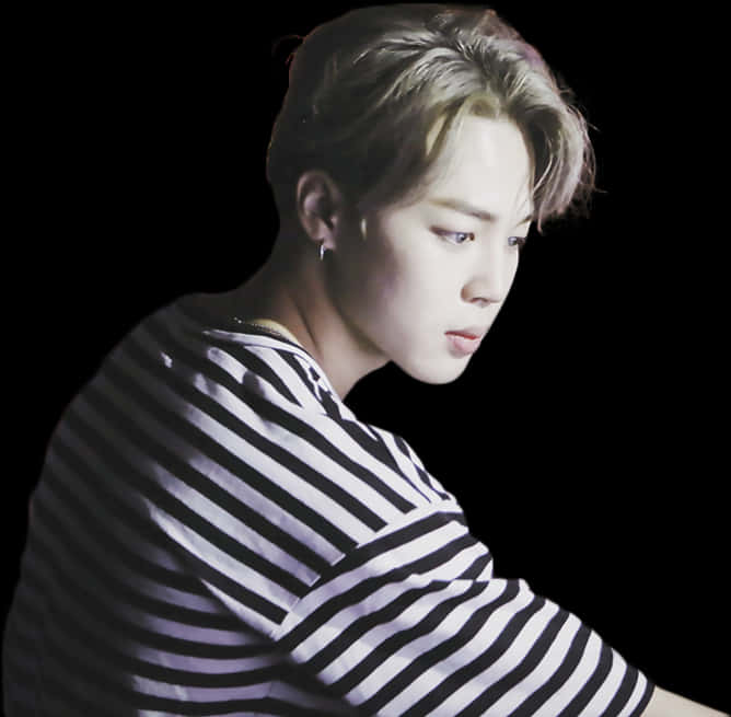 年輕男子身穿條紋襯衫，在昏暗燈光下低頭。 — Bts 壁紙
