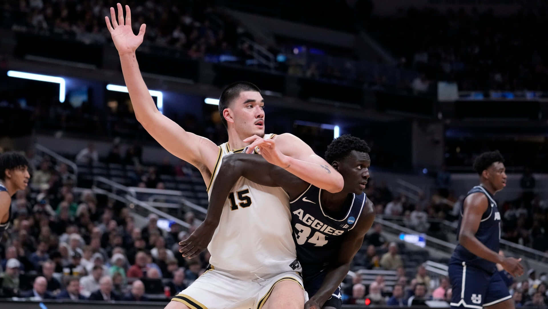 籃球運動員在擠滿觀眾的體育館中激烈比賽。 — NBA 壁紙