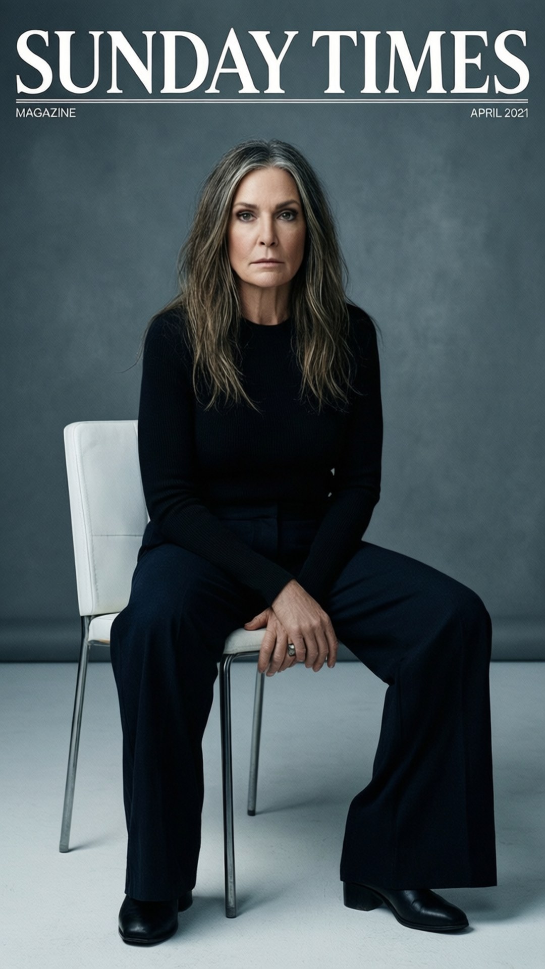 Times Magazine Cover 壁紙 — 一位身穿黑色服裝的優雅女性坐在白色椅子上，背景是灰色攝影棚，她直視鏡頭，表情嚴肅。