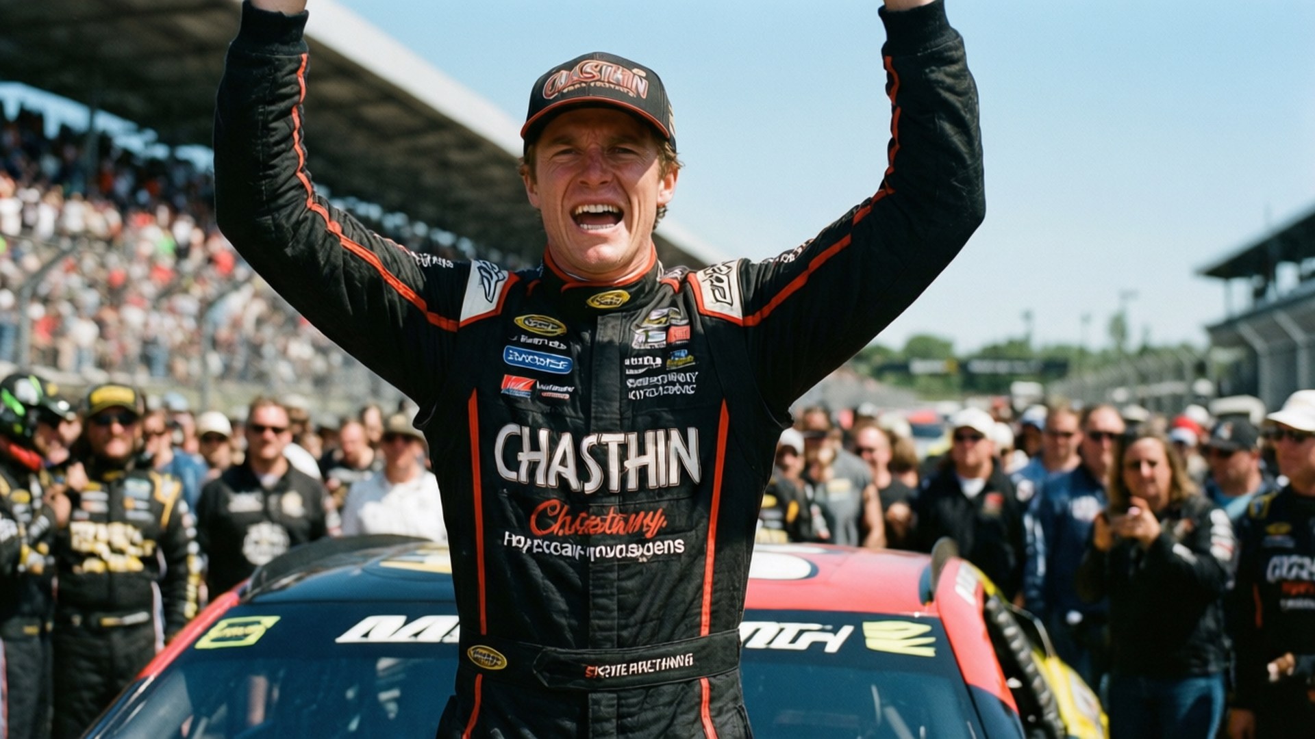 Car Top Celebration 壁紙 — 一位身穿黑色賽車服的NASCAR車手在陽光明媚的賽道上，在歡呼的粉絲面前，在他的賽車頂上高舉雙臂慶祝勝利。