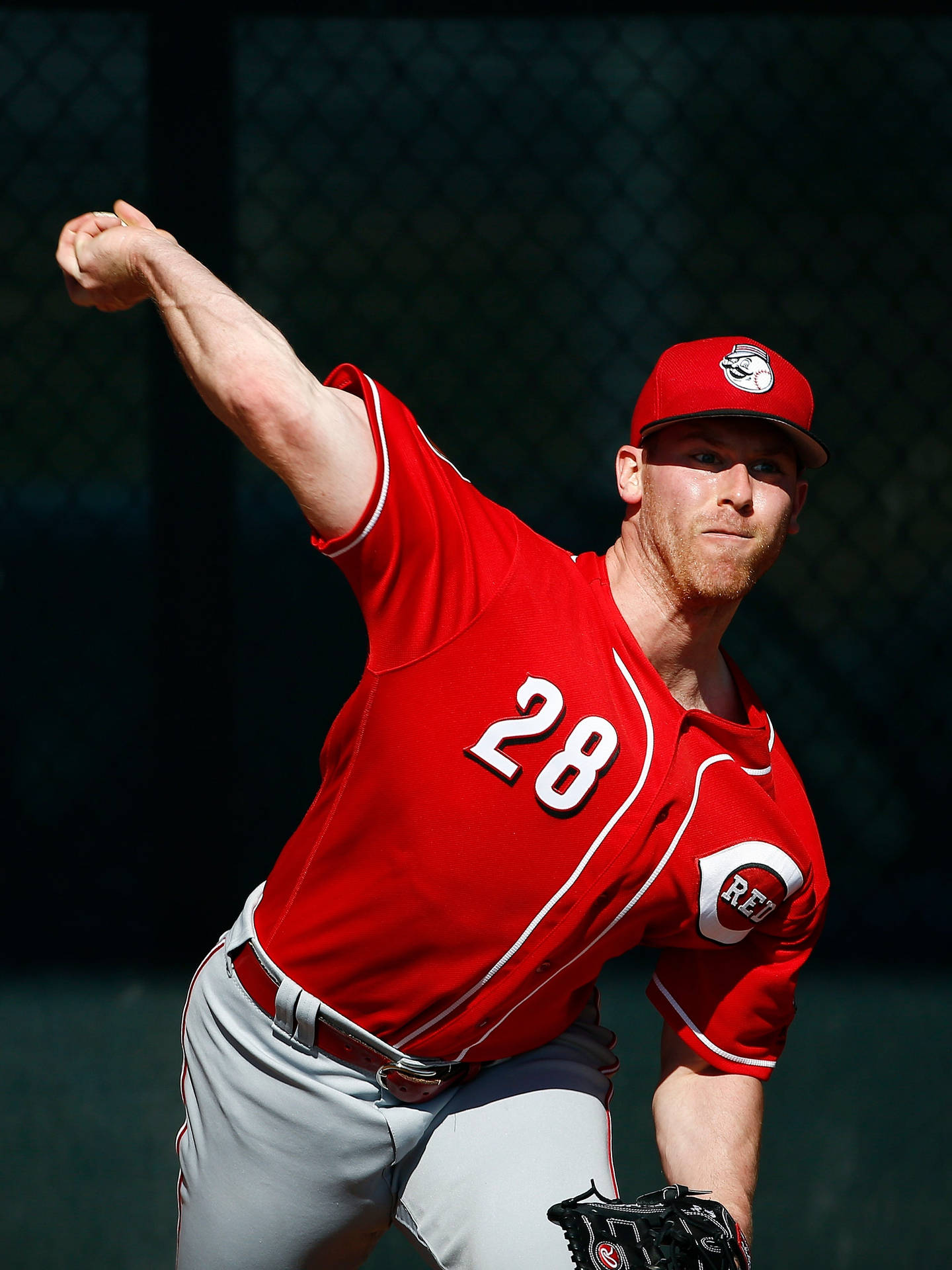 紅色球衣的棒球投手在陽光下投球中。 — MLB 壁紙
