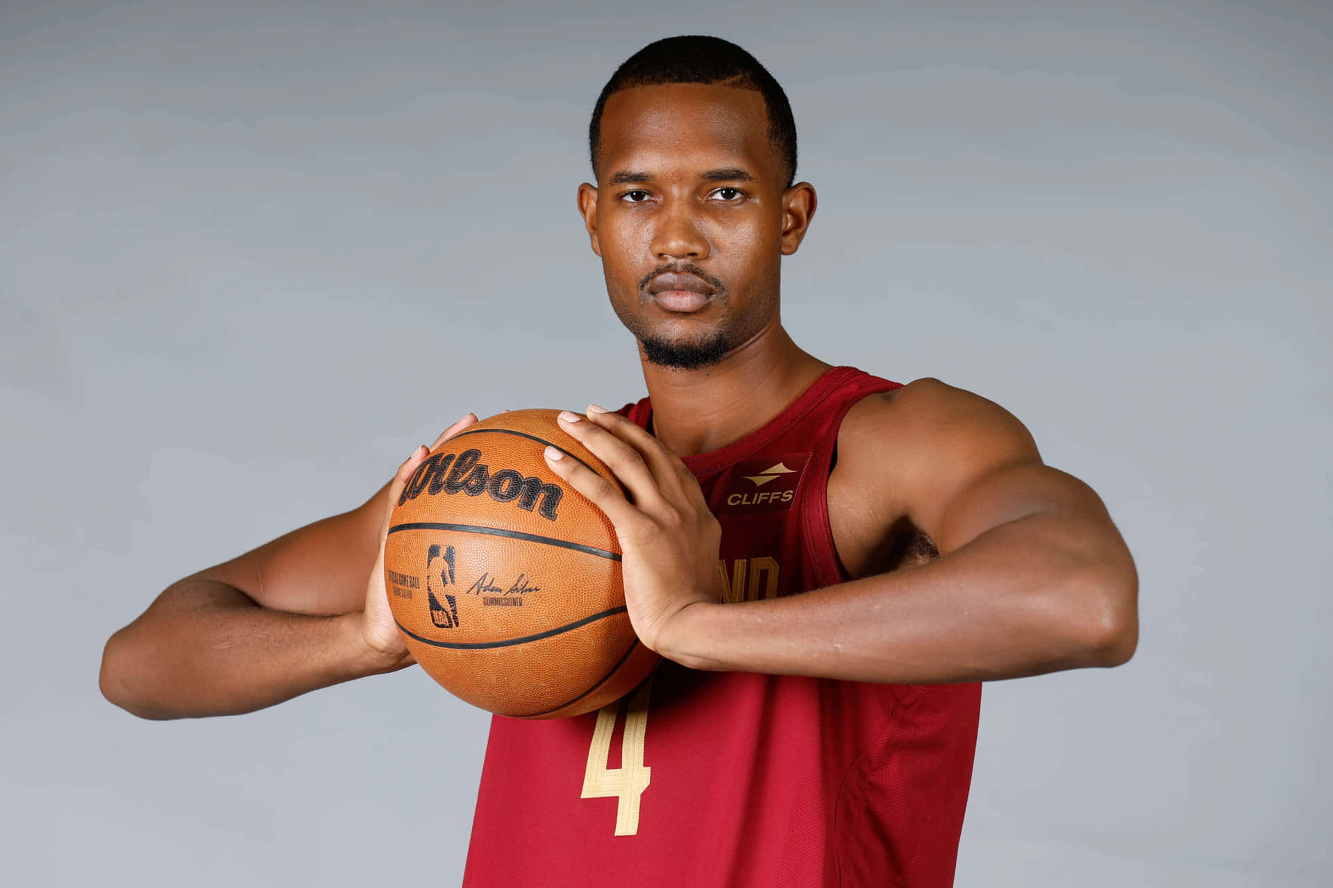 專業籃球運動員在工作室環境中拿著籃球。 — NBA 壁紙
