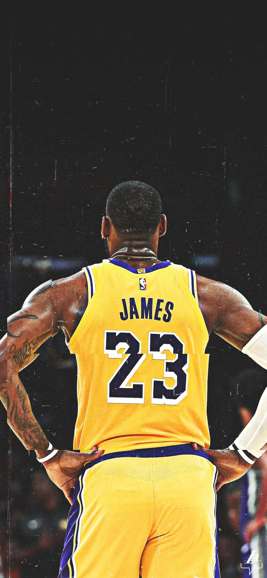 身穿黃色湖人隊23號球衣的籃球運動員雙手叉腰站立。 — King Lebron James 壁紙