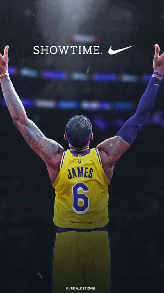 身穿黃色湖人隊6號球衣的籃球運動員在場館中高舉雙臂慶祝勝利。 — King Lebron James 壁紙