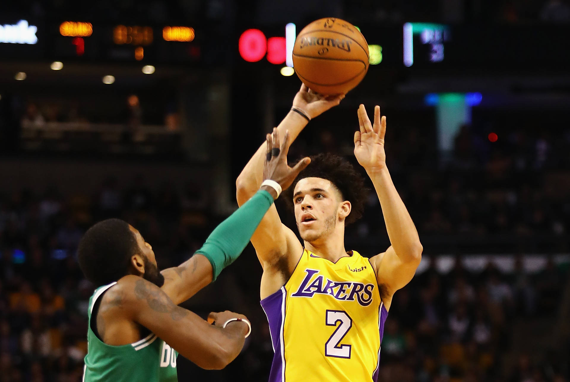 湖人球員投籃，塞爾提克防守球員封阻 — NBA 壁紙