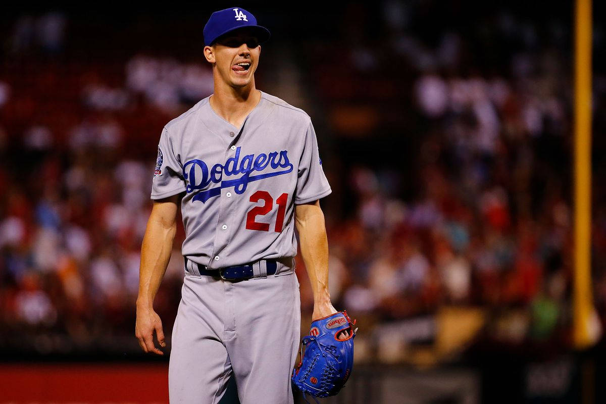身穿道奇球衣的棒球選手在夜間球場行走 — MLB 壁紙