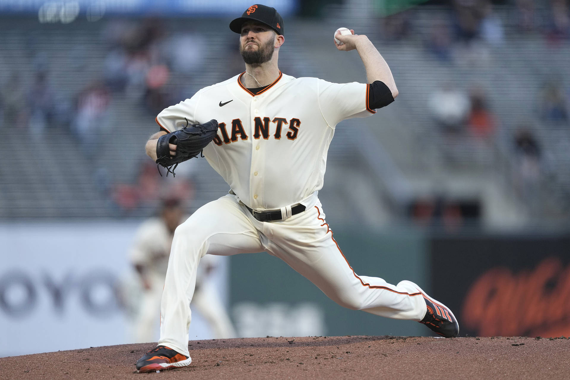 棒球投手在比賽中從投手丘投球。 — MLB 壁紙