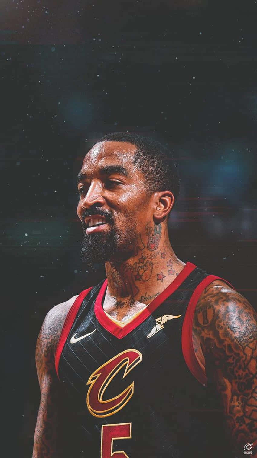  壁紙 — 一位身穿克里夫蘭騎士隊球衣的籃球運動員，在星光燦爛的宇宙背景下自信微笑，帶有發光效果。