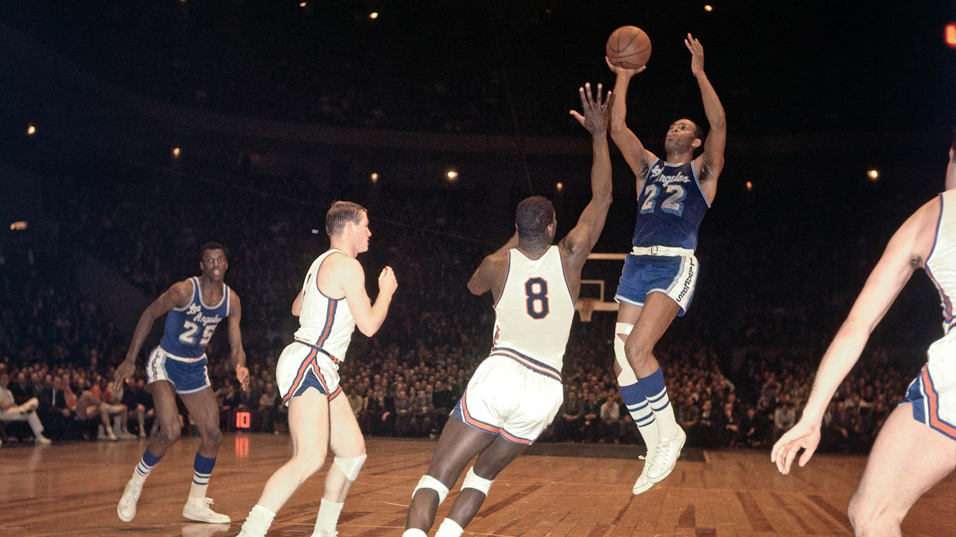 籃球運動員跳起投籃，防守球員試圖封阻。 — NBA 壁紙