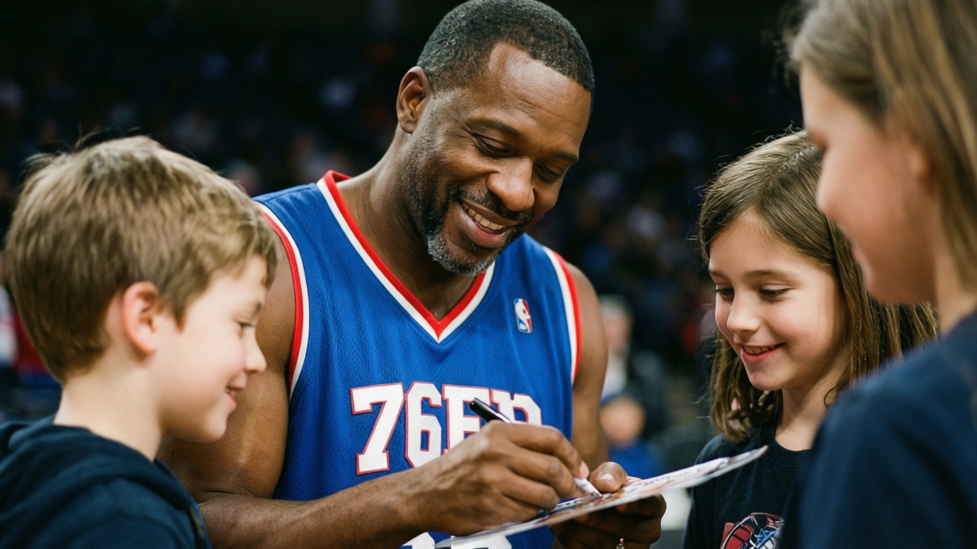 Autograph Session 壁紙 — 一位身穿藍色76ers球衣、面帶微笑的籃球運動員在比賽中為三位年輕球迷簽名。