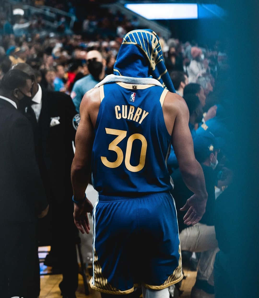 身穿藍色和金色球衣背號30的籃球運動員戴著帽子離開球場。 — NBA 壁紙