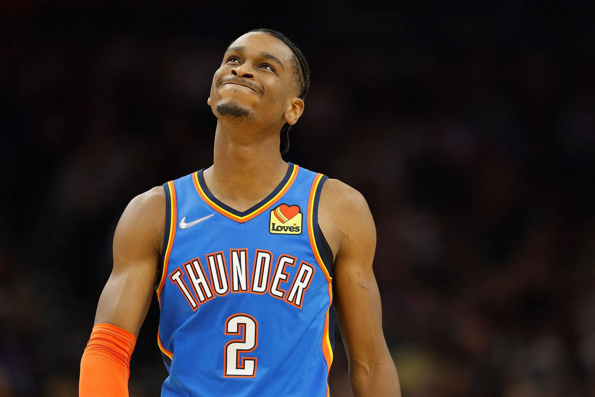 身穿雷霆隊2號球衣的籃球運動員微笑向上看。 — NBA 壁紙