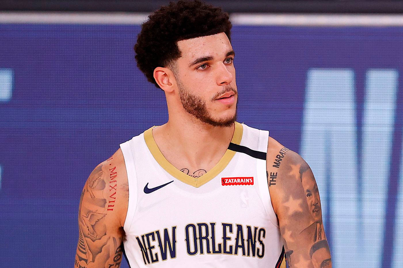 比賽中身穿紐奧良球衣、帶有刺青的籃球運動員。 — NBA 壁紙