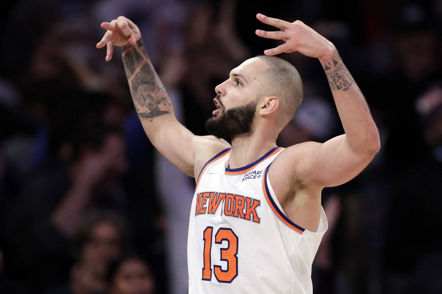 籃球運動員在場館中高舉雙臂慶祝。 — NBA 壁紙