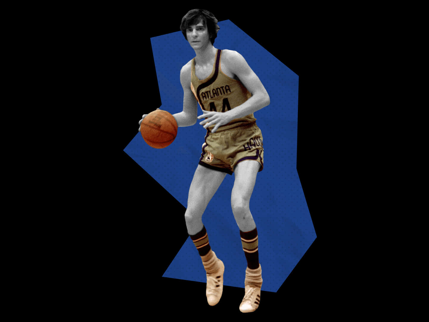身穿亞特蘭大球衣的復古籃球運動員在藍色幾何背景上運球。 — NBA 壁紙
