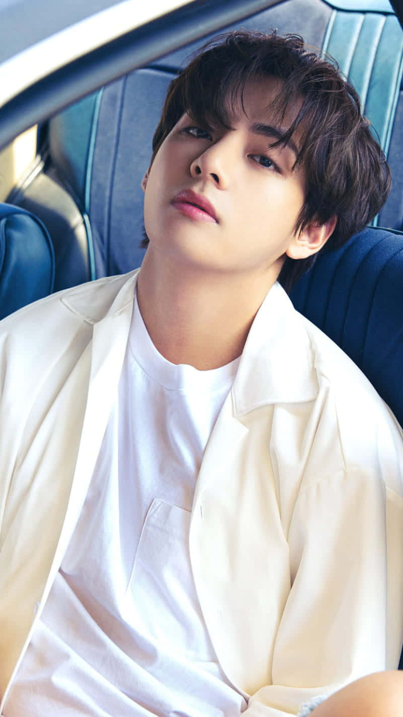 穿著白色襯衫和外套的年輕男子坐在藍色汽車座椅上 — Bts 壁紙