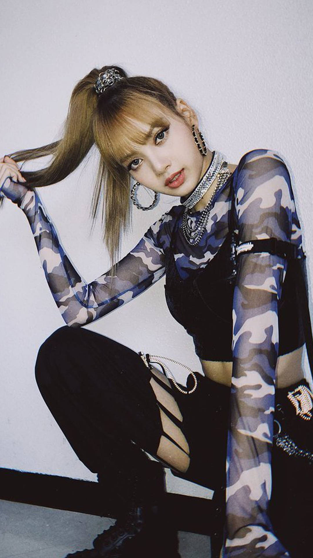 穿著迷彩服裝的女性與配飾擺姿勢 — Blackpink 壁紙