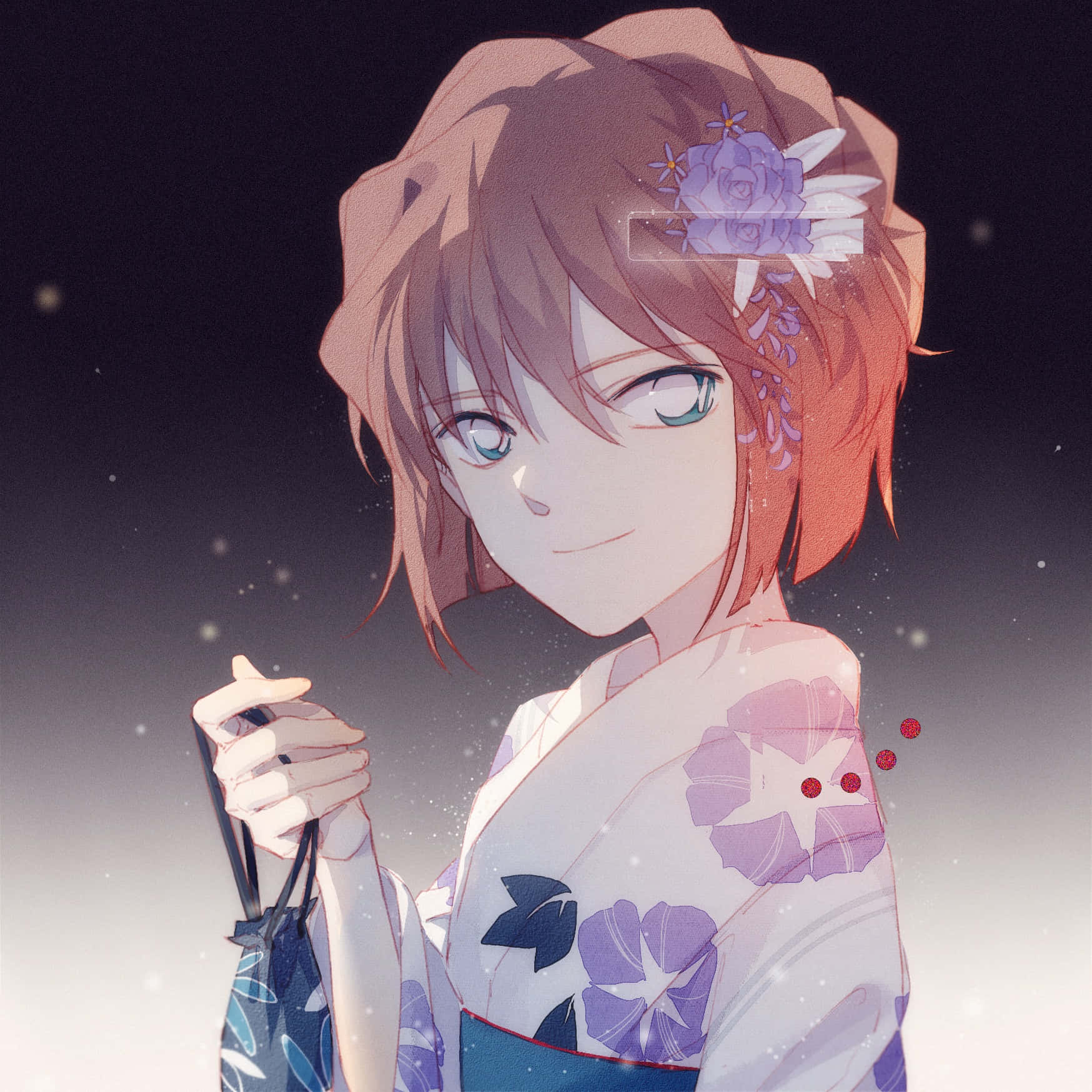 Haibara AI 桌布 壁紙 — 一位微笑的動漫女孩穿著花卉和服，在星光燦爛的夜空下拿著一個袋子，周圍有柔和發光的粒子。