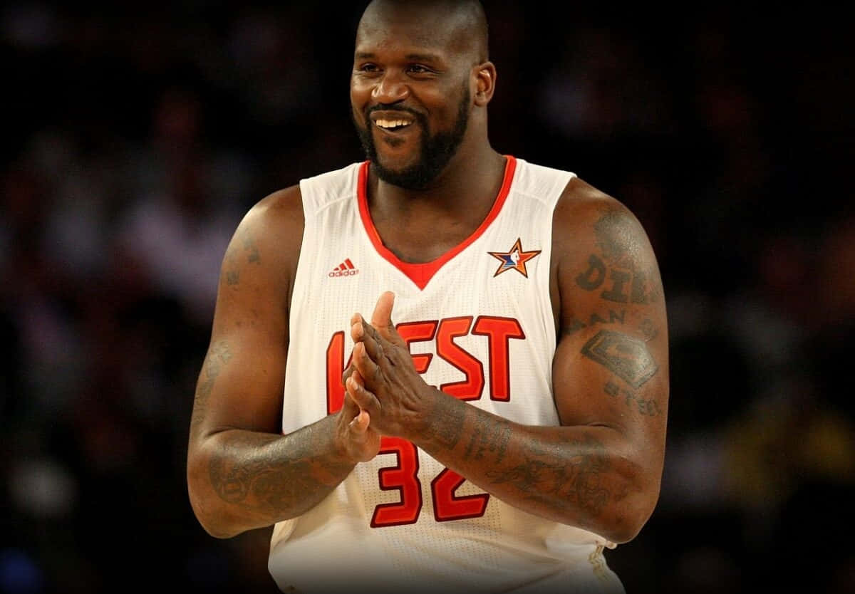 籃球運動員身穿白色和紅色球衣拍手。 — NBA 壁紙
