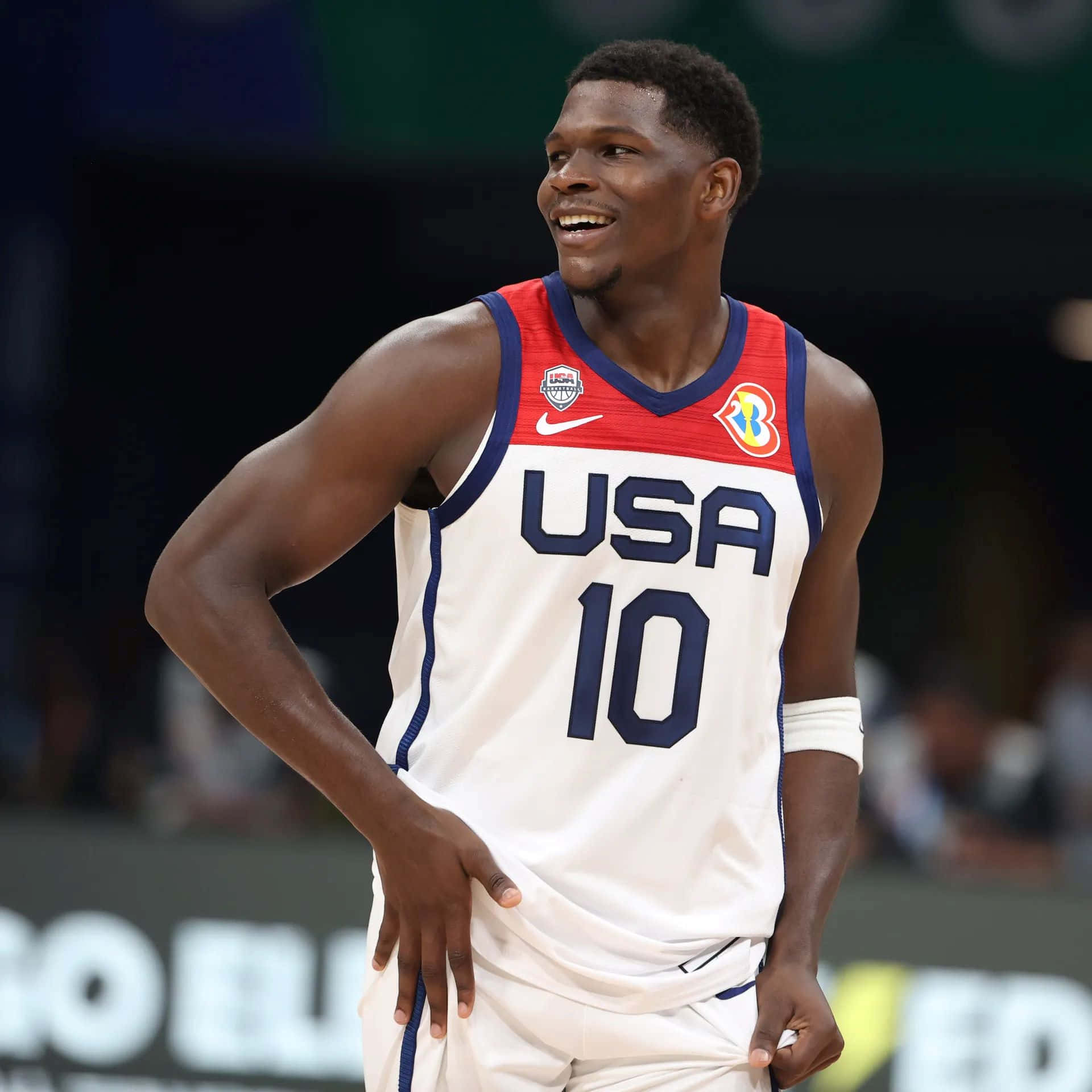 美國籃球運動員10號在球場上微笑，雙手叉腰。 — NBA 壁紙