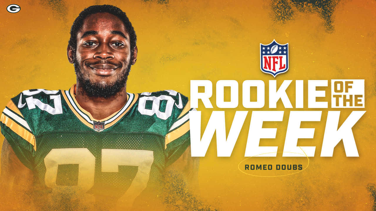  壁紙 — 一位微笑的NFL新秀美式足球員身穿綠色球衣，在鮮黃色背景上自豪地站立，並帶有'ROOKIE OF THE WEEK'文字。