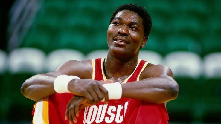休士頓火箭籃球運動員在場館內微笑交叉雙臂。 — NBA 壁紙