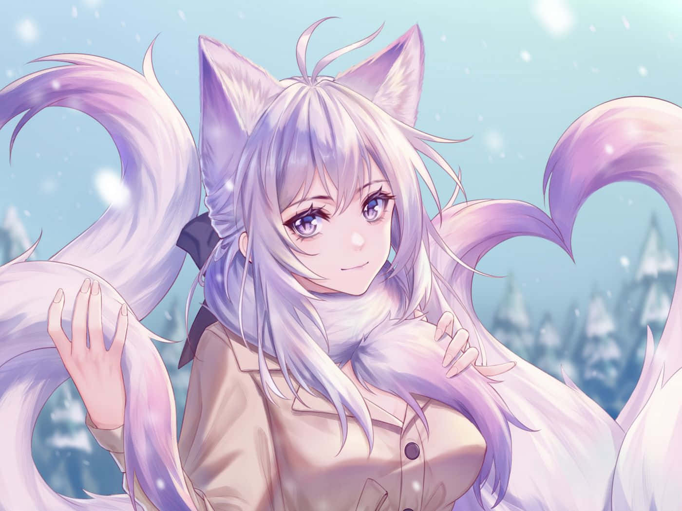  壁紙 — 一位擁有薰衣草色頭髮和狐狸耳朵的寧靜動漫女孩站在雪森林中，她的尾巴輕輕纏繞著她，雪花飄落。