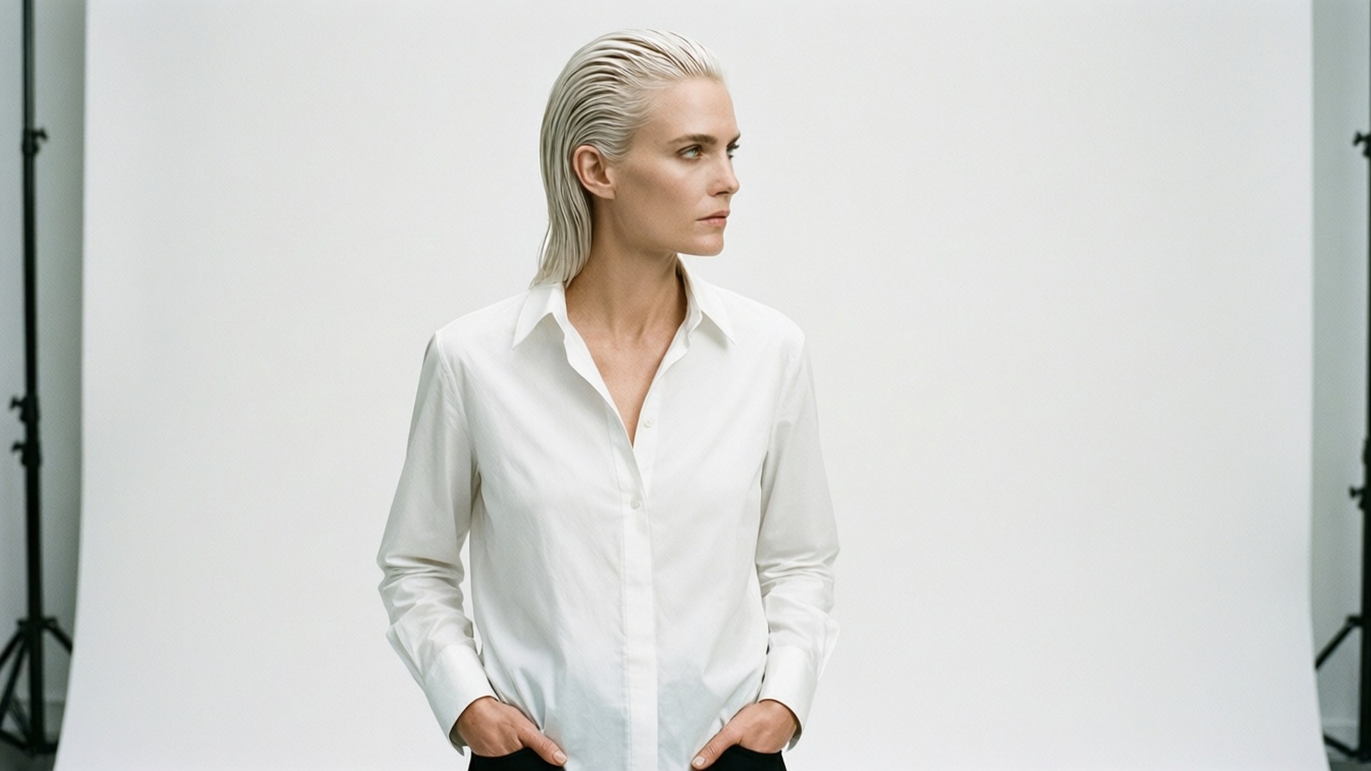 Agyness Deyn 桌布 壁紙 — 一位優雅的白金髮女性，在簡約的攝影棚背景下穿著一件潔白的襯衫。
