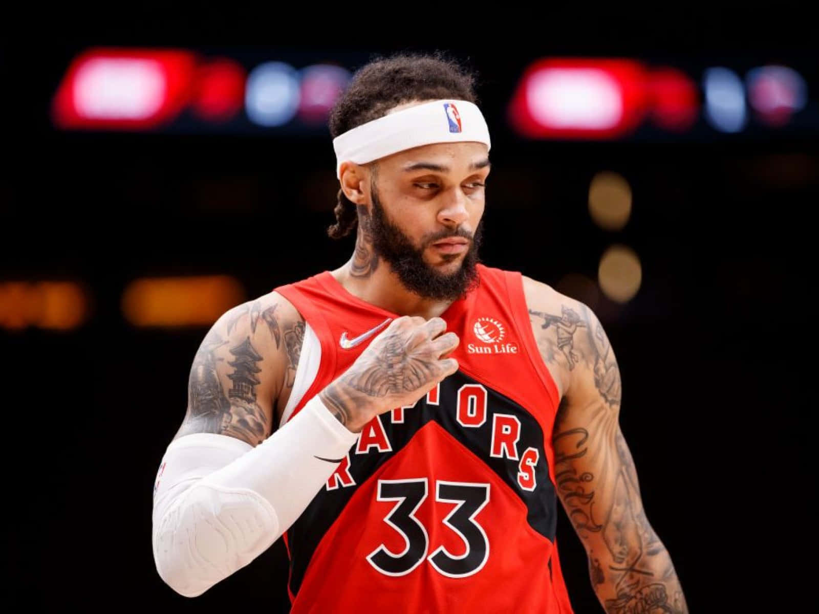 多倫多暴龍籃球運動員33號，身上有刺青，戴著頭帶在球場上。 — NBA 壁紙