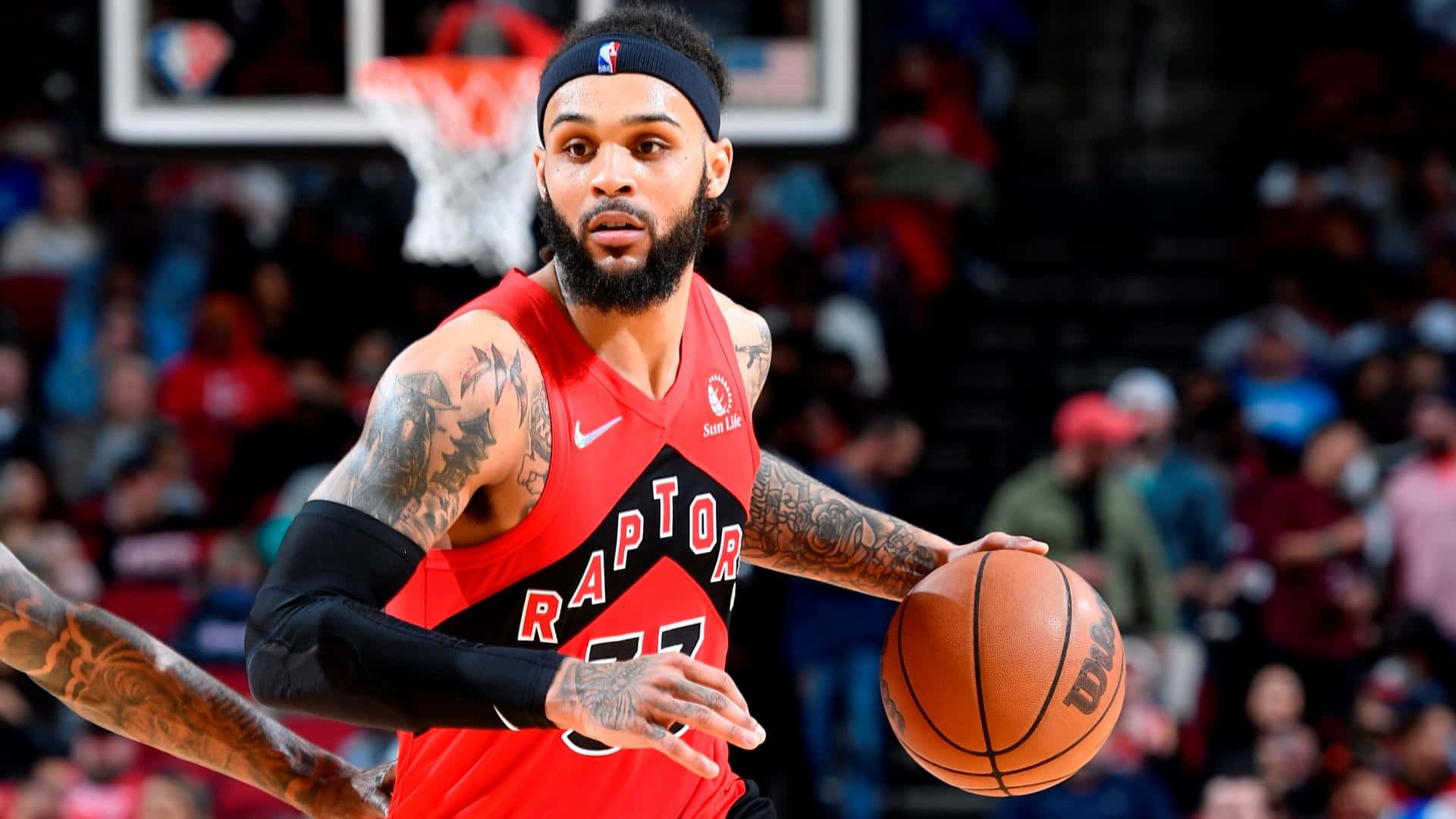 多倫多暴龍籃球運動員在比賽中運球，刺青清晰可見。 — NBA 壁紙