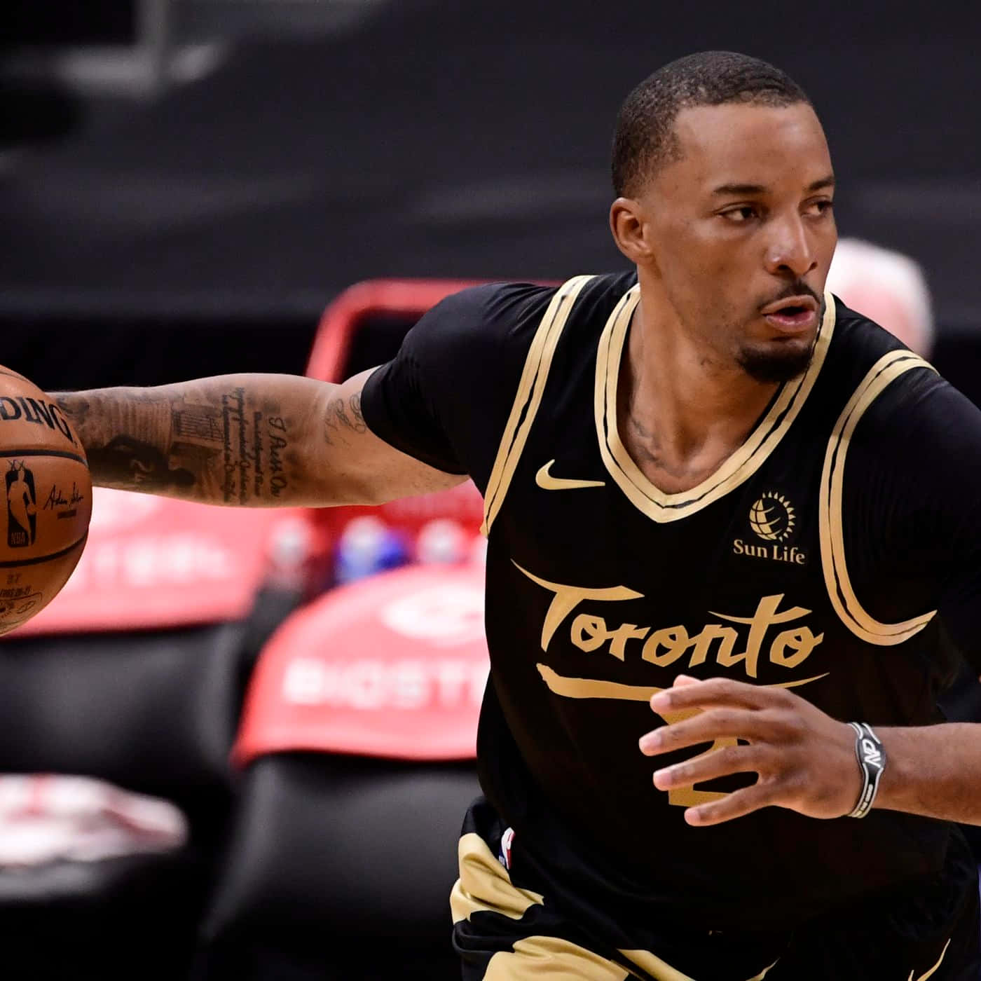 多倫多暴龍球員在比賽中運球 — NBA 壁紙