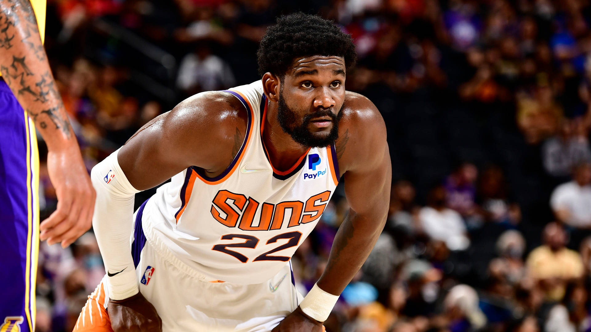 鳳凰城太陽隊22號籃球運動員在比賽中行動。 — NBA 壁紙