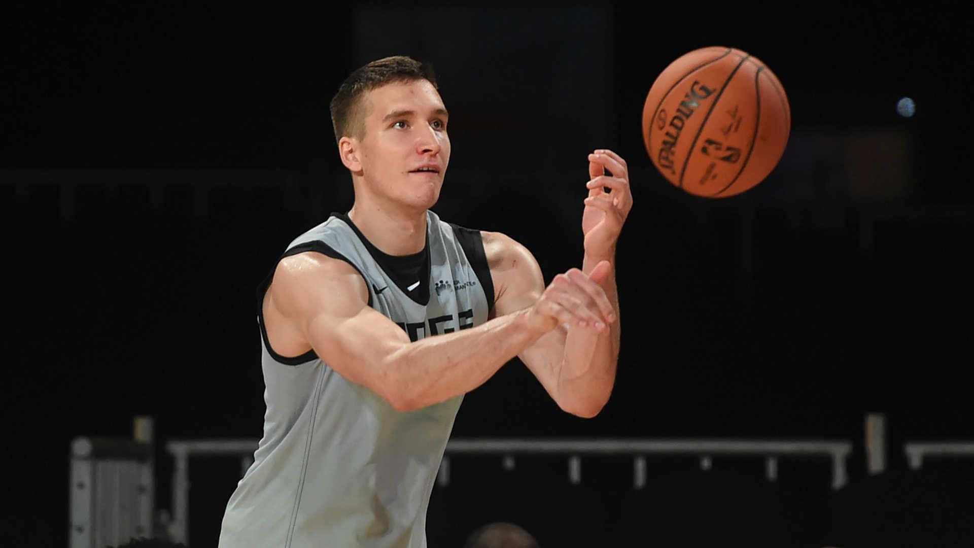 運動型籃球運動員在昏暗的球場中投籃。 — NBA 壁紙
