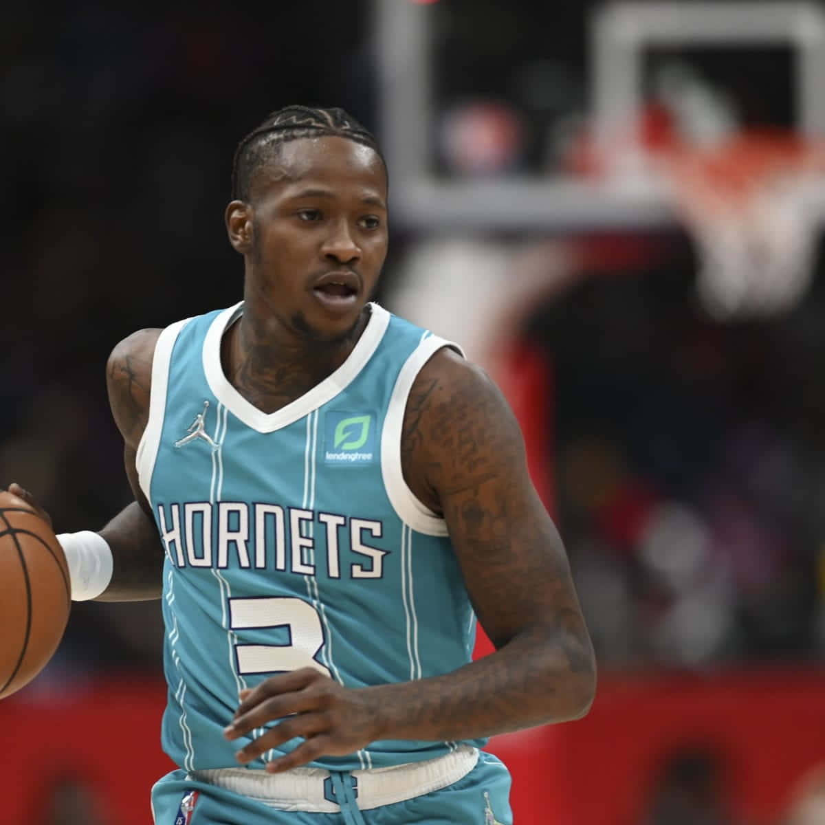 職業籃球運動員在比賽中穿著青綠色黃蜂隊球衣運球。 — NBA 壁紙