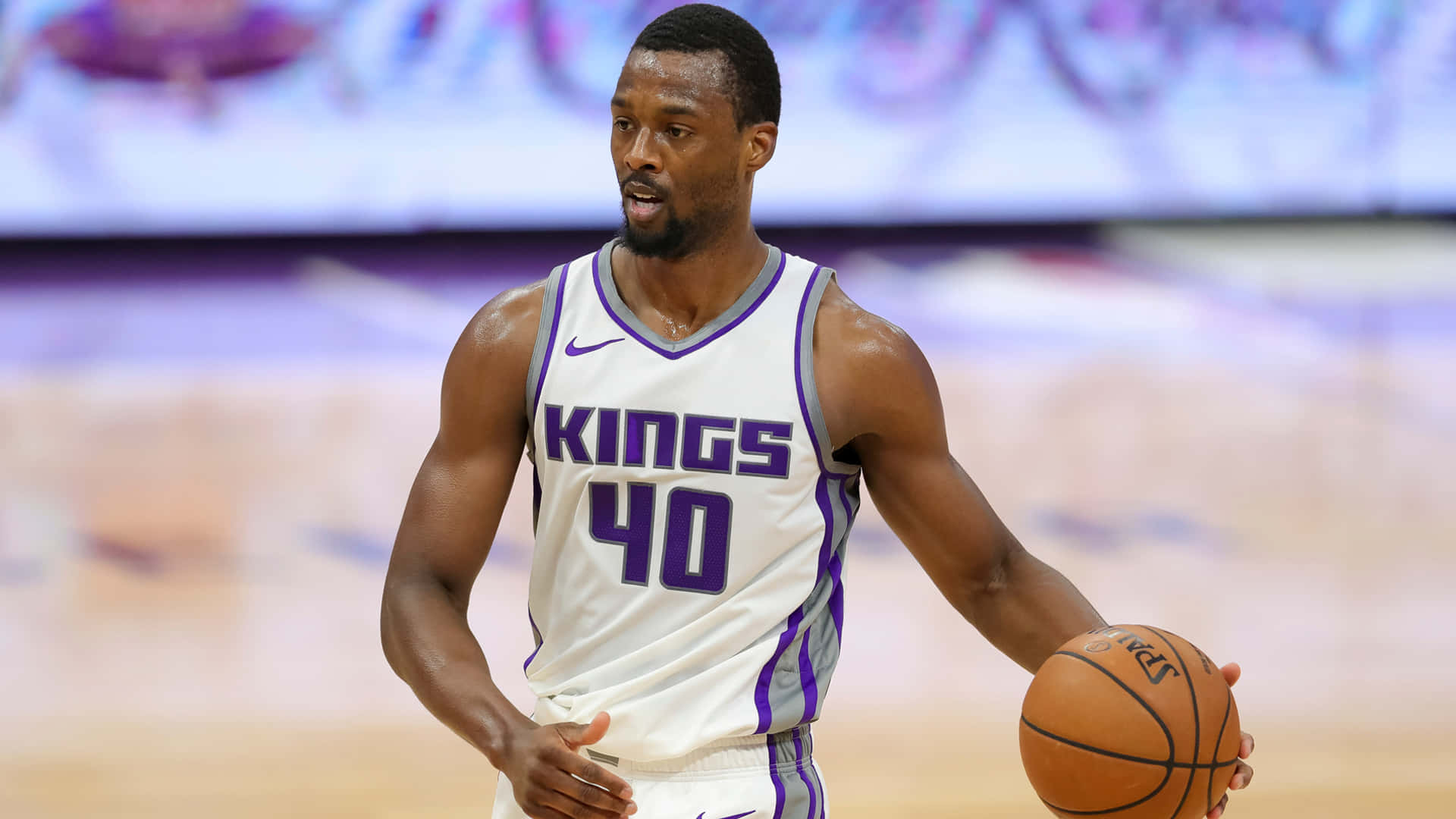 職業籃球運動員在比賽中穿著Kings球衣運球。 — NBA 壁紙