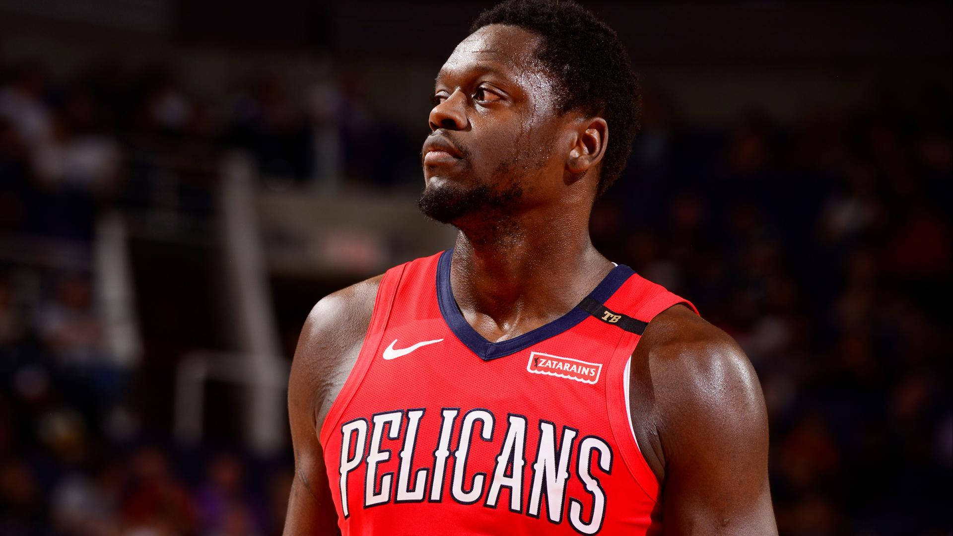 身穿紅色Pelicans球衣的職業籃球運動員在比賽中向上看。 — NBA 壁紙