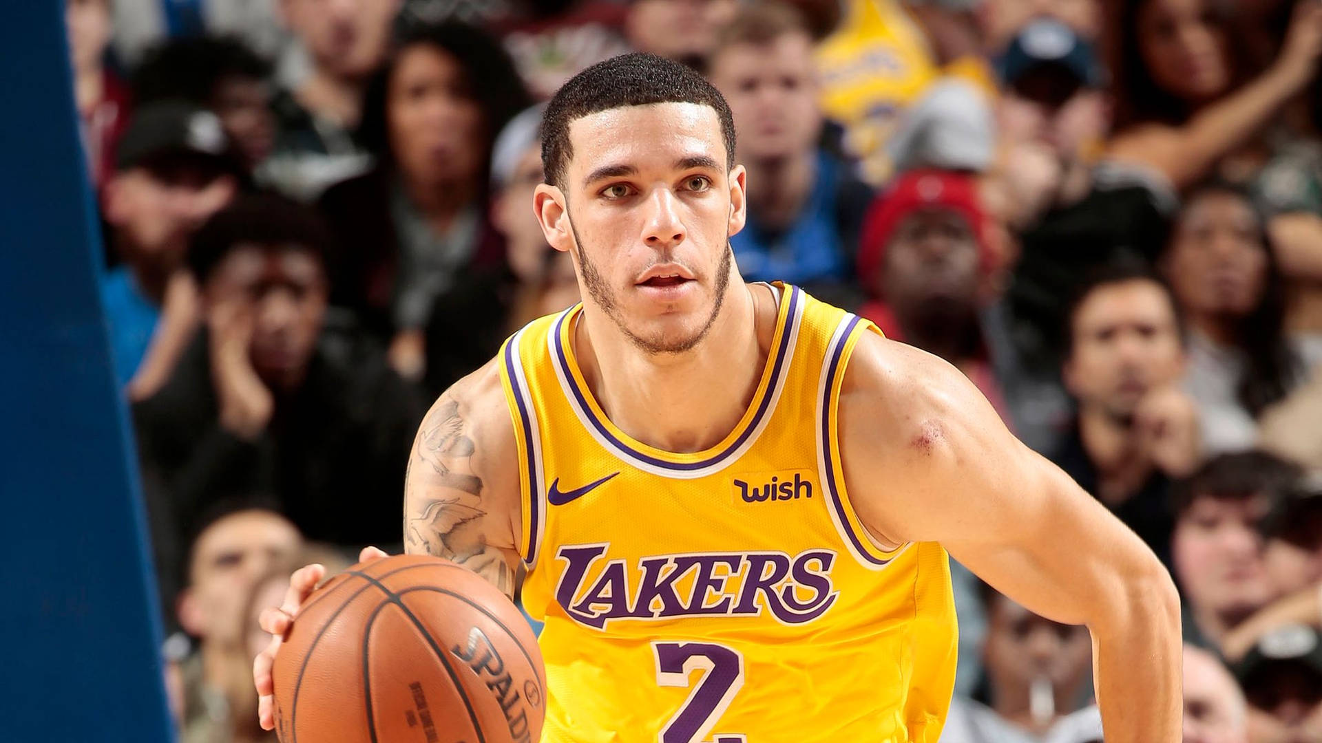 身穿湖人隊球衣的籃球運動員在比賽中運球。 — NBA 壁紙