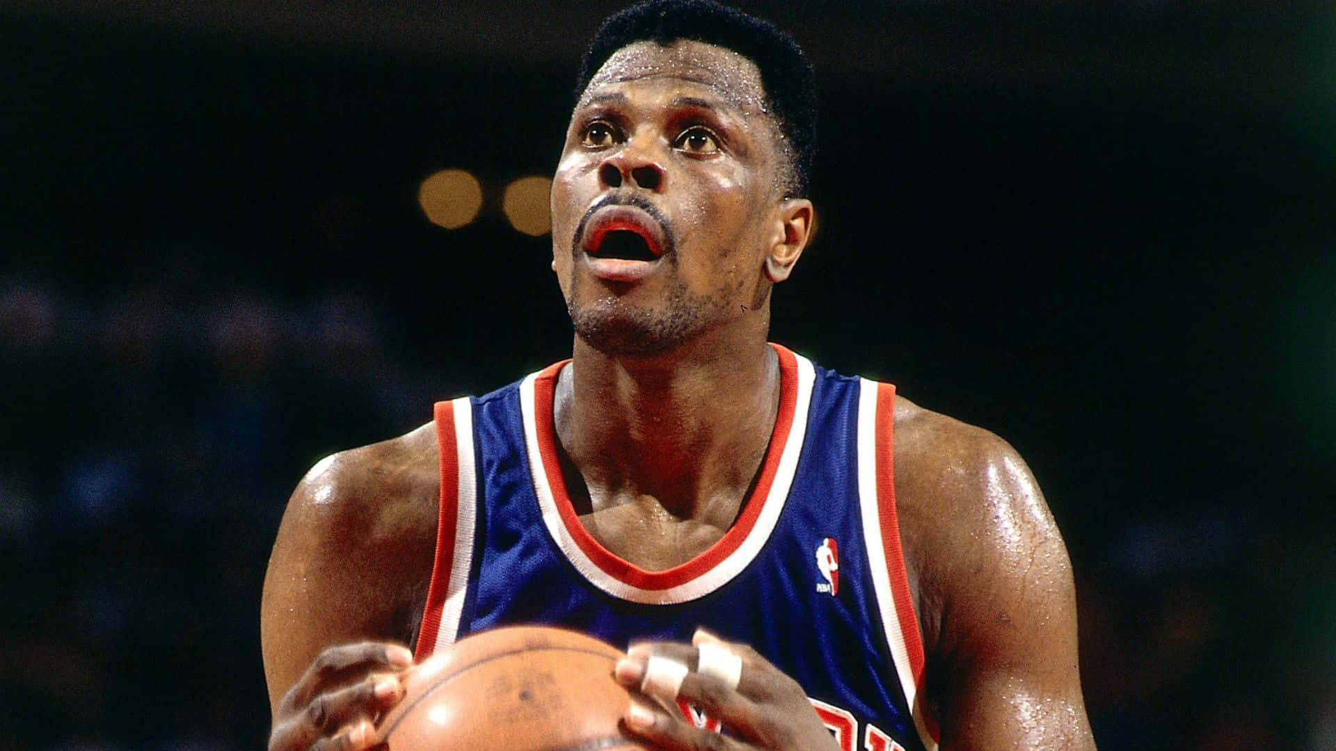 專業籃球運動員在比賽中高度專注。 — NBA 壁紙