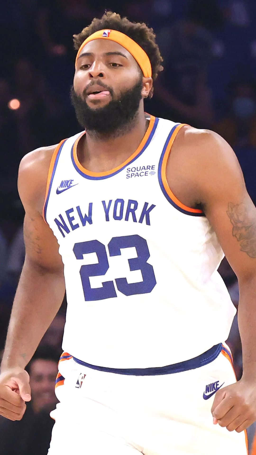 身穿紐約尼克隊球衣的籃球運動員在比賽中奔跑。 — NBA 壁紙