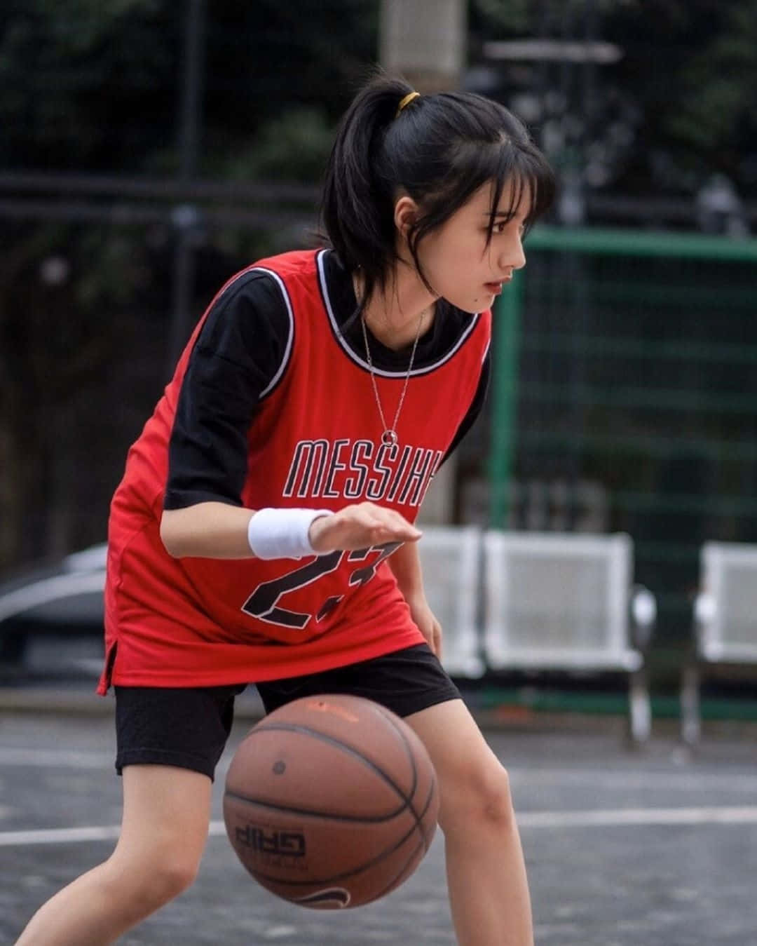 年輕女子在戶外球場運籃球 — Nike 節奏籃球 壁紙