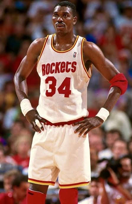 休士頓火箭籃球運動員背號34在比賽中雙手叉腰站立。 — NBA 壁紙