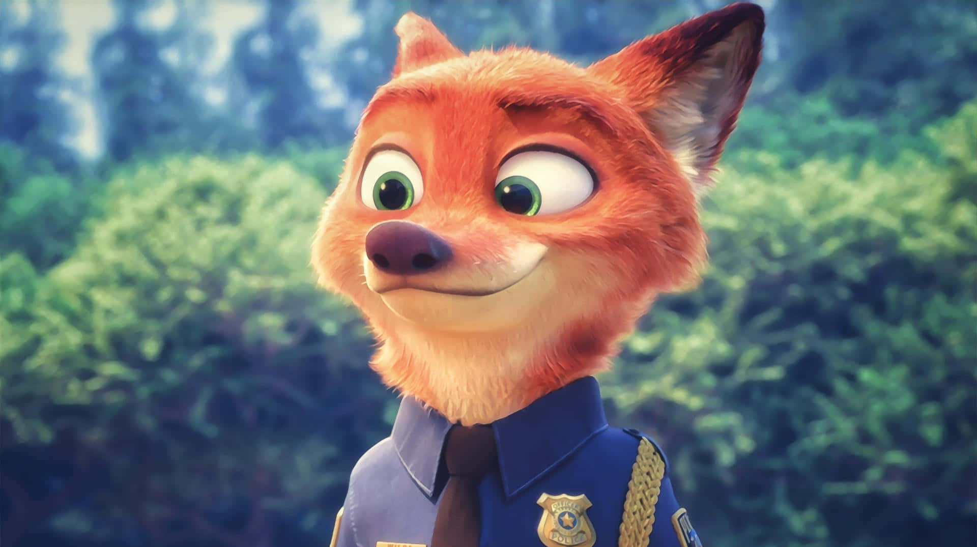  壁紙 — 一隻穿著警察制服、開心的動畫狐狸，在模糊的綠色森林背景下溫暖地微笑。
