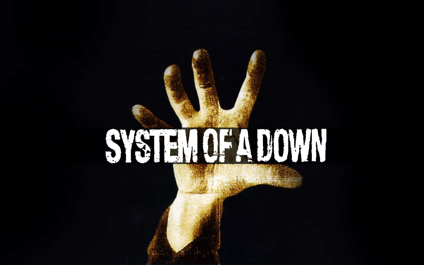  壁紙 — 一隻粗糙的金色手壓在黑色背景上，並有粗體白色文字寫著 SYSTEM OF A DOWN。