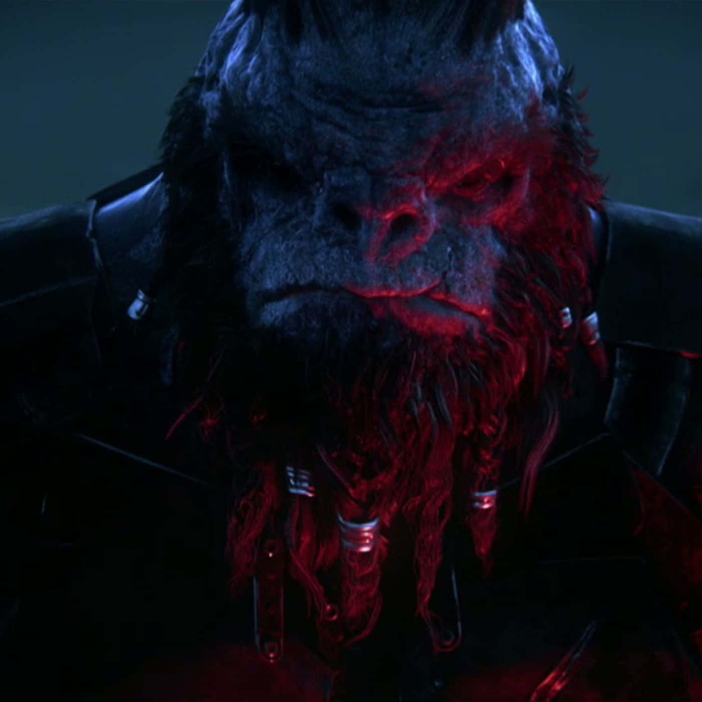 Atriox 桌布 壁紙 — 一隻帶有發光紅色面部毛髮和深色盔甲的威脅性藍皮膚猿猴，在陰暗環境中強烈凝視。